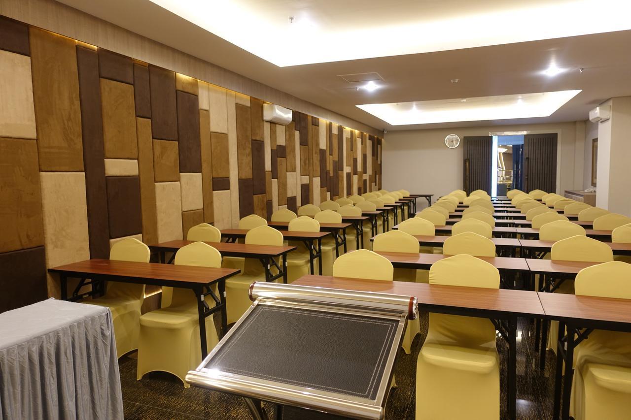 M Hotel Kupang Kupang  Dış mekan fotoğraf