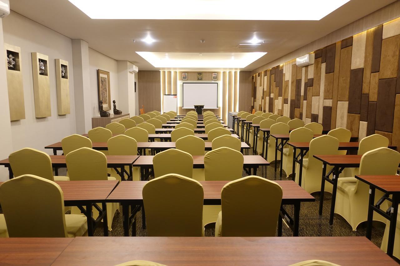 M Hotel Kupang Kupang  Dış mekan fotoğraf