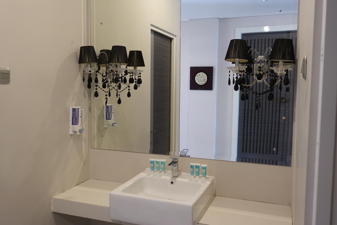 M Hotel Kupang Kupang  Dış mekan fotoğraf
