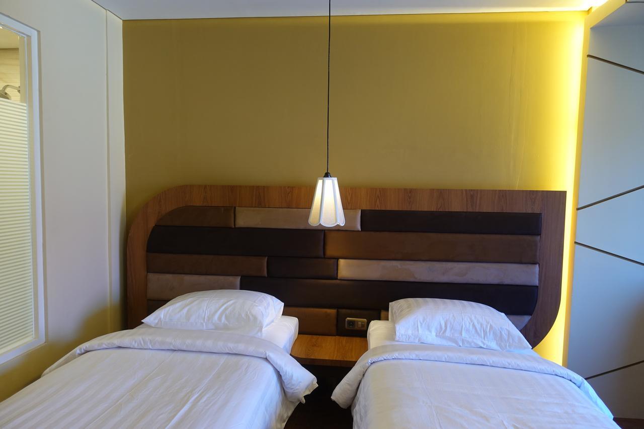 M Hotel Kupang Kupang  Dış mekan fotoğraf