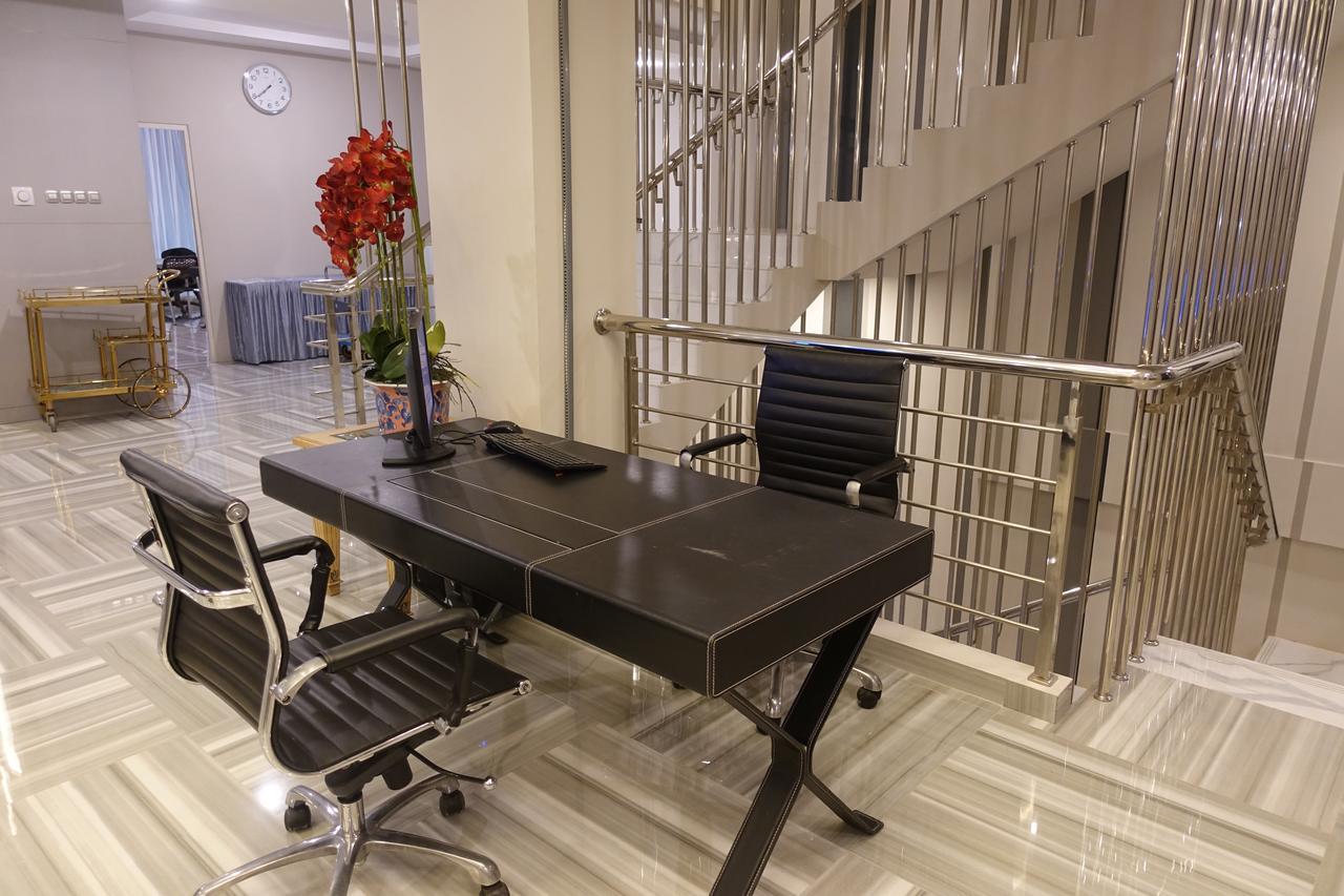 M Hotel Kupang Kupang  Dış mekan fotoğraf