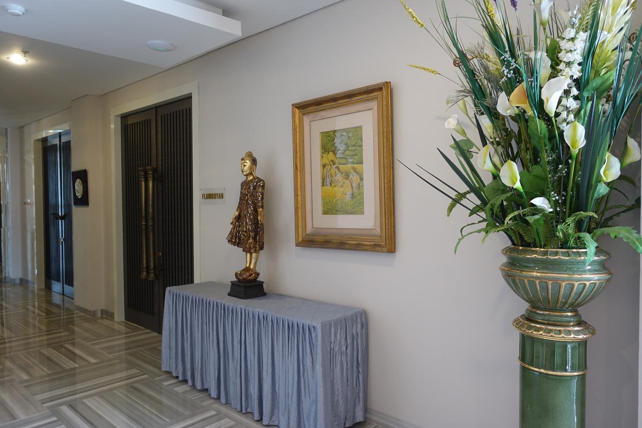 M Hotel Kupang Kupang  Dış mekan fotoğraf