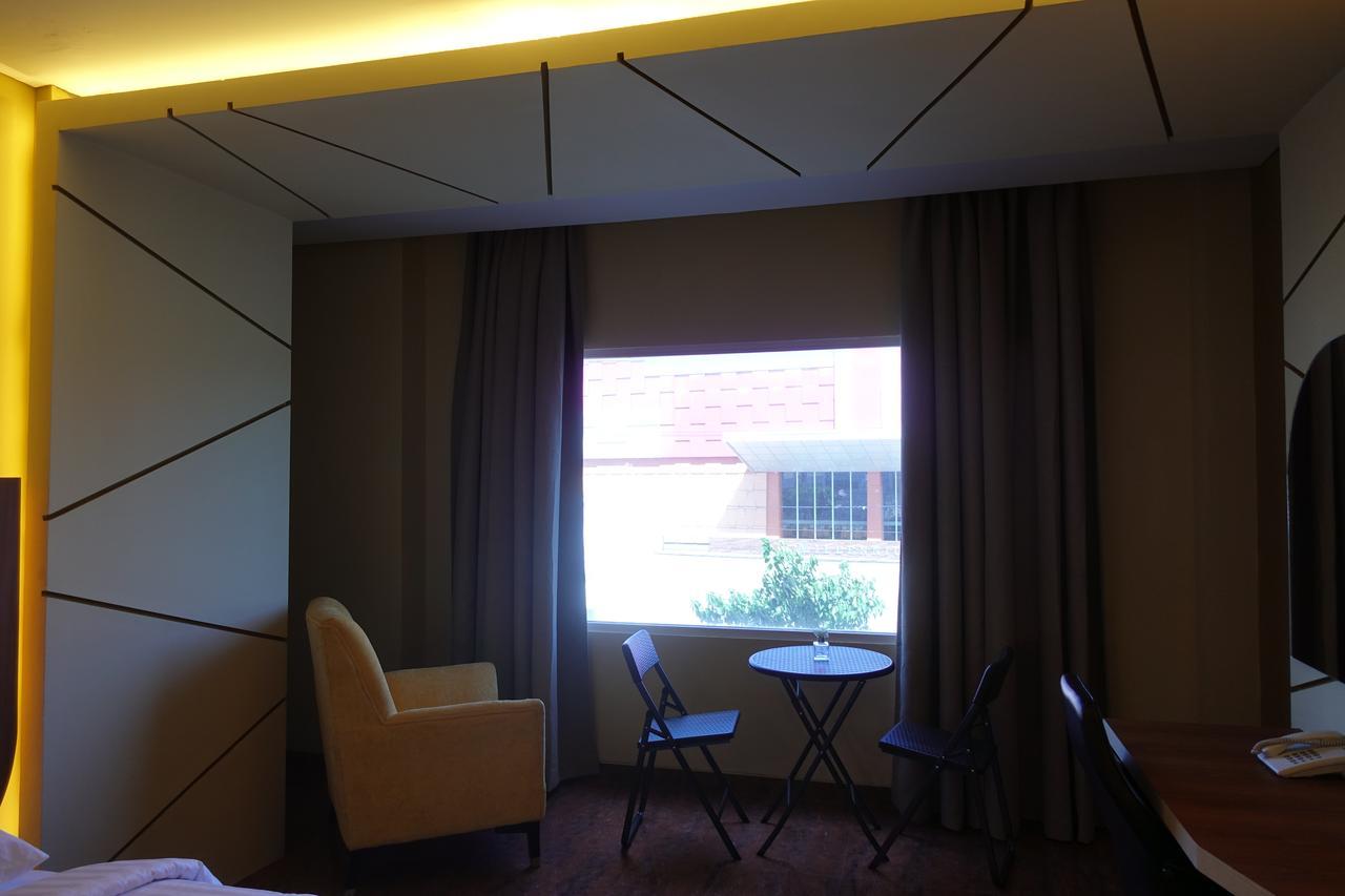 M Hotel Kupang Kupang  Dış mekan fotoğraf
